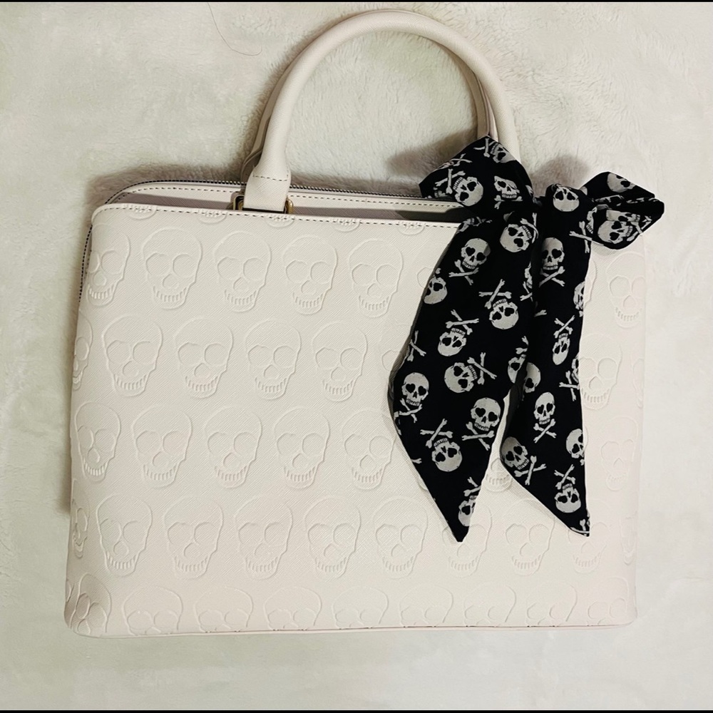 Betsy Johnson - Skull handbag
